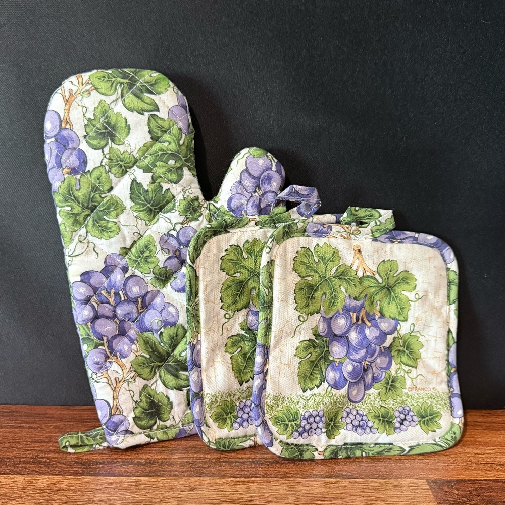 FRANCO Grape Fruit Oven Mitten (1) and Pot Holders (2)
